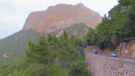 Una-Vista-De-Los-Autos-En-Movimiento-En-La-Carretera-Y-Las-Montañas-Más-Pintorescas-Y-De-Mallorca,-España