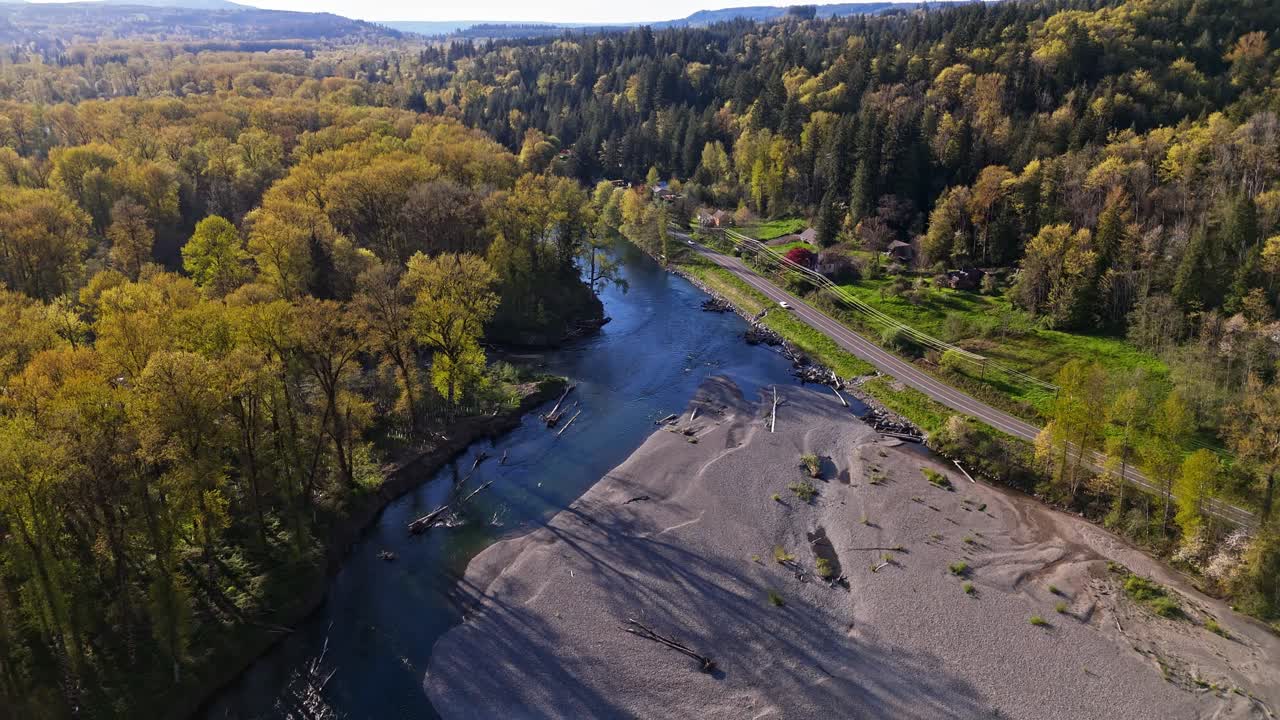 Maisemallinen korkea näkymä Snoqualmie Middle Fork -joesta virtaamassa North Bendin läpi Washingtonin osavaltiossa