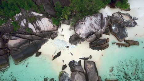 Mahe-Seychellen-Baie-Lazare-Menschen-Am-Strand-Und-Felsbrocken