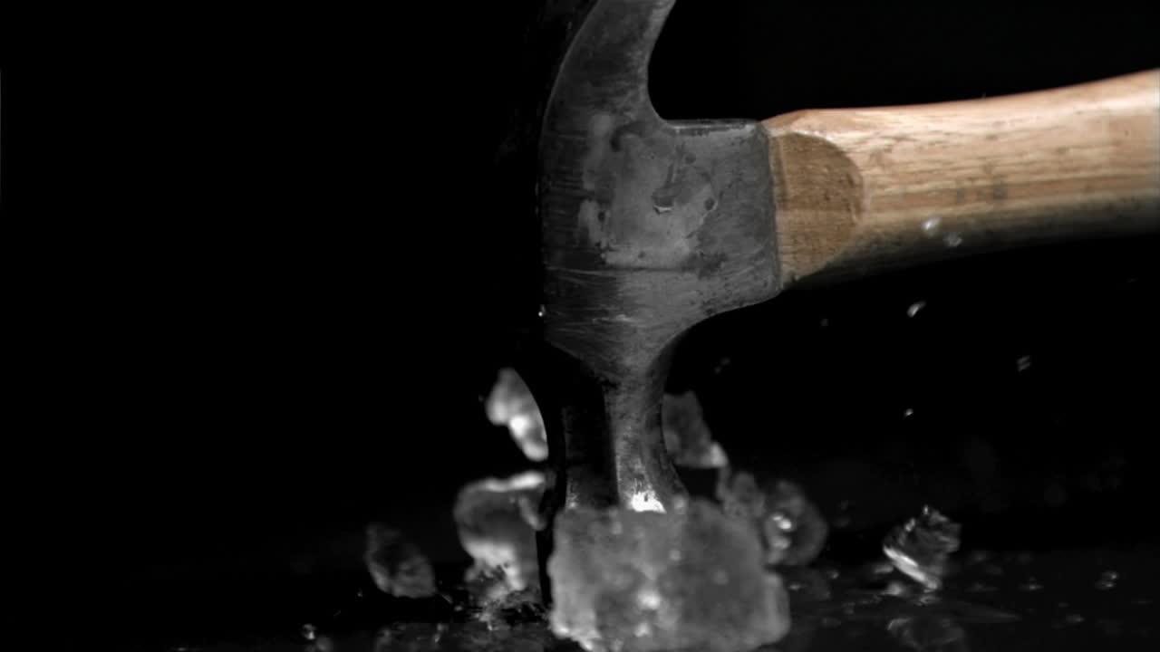 슈퍼 슬로 모션으로 얼음 큐브가 분쇄되고 있습니다.