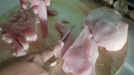 preparación de pecho de pollo crudo