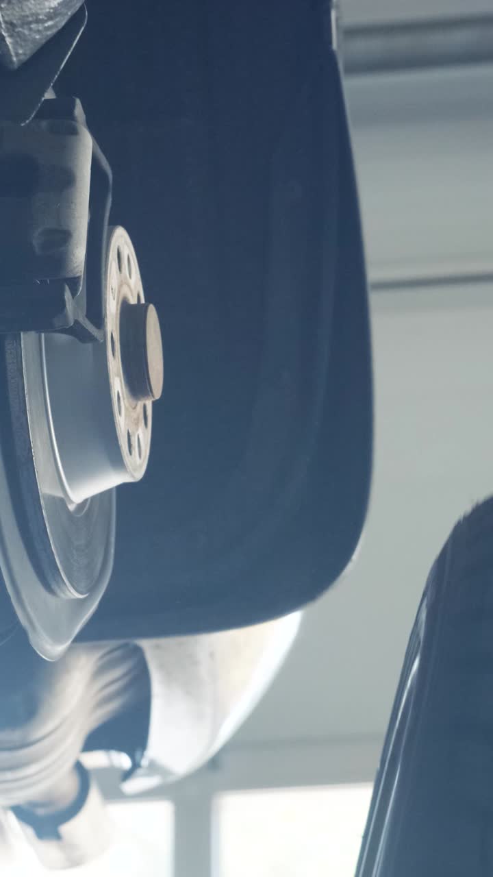 Mekaniker fjerner bildæk på et autoserviceværksted.