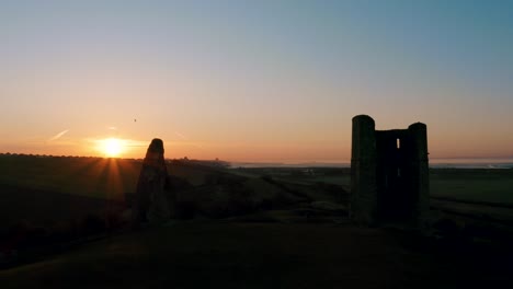 Hadleigh-Castle-Morgen-Sonnenaufgang-Absteigend-Schuss-Mit-Vögeln-Im-Flug