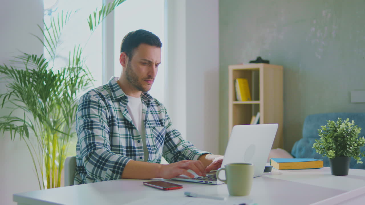 hombre trabajando en una computadora portátil