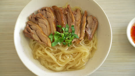 Fideos-Secos-Con-Pato-Guisado-En-Tazón-Blanco---Estilo-De-Comida-Asiática