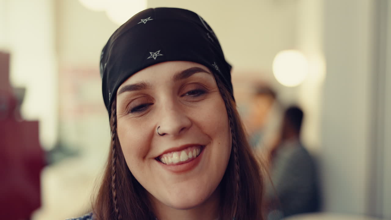 camarera, cara y mujer en un café para el servicio