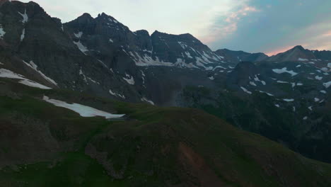 Antena-Cinematográfico-Zumbido-Mágico-Verano-Atardecer-Anochecer-Monte-Sniffels-Desierto-Bajar-Azul-Lagos-Colorado-Del-Sur-San-Juan-Ridgway-Telluride-Silverton-Ouray-Montañas-Rocosas-Lozano-Verde-Adelante-Movimiento