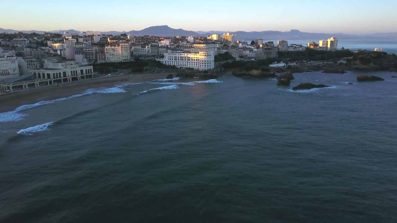 playa de biarritz grande plage y paisaje urbano al atardecer, francia