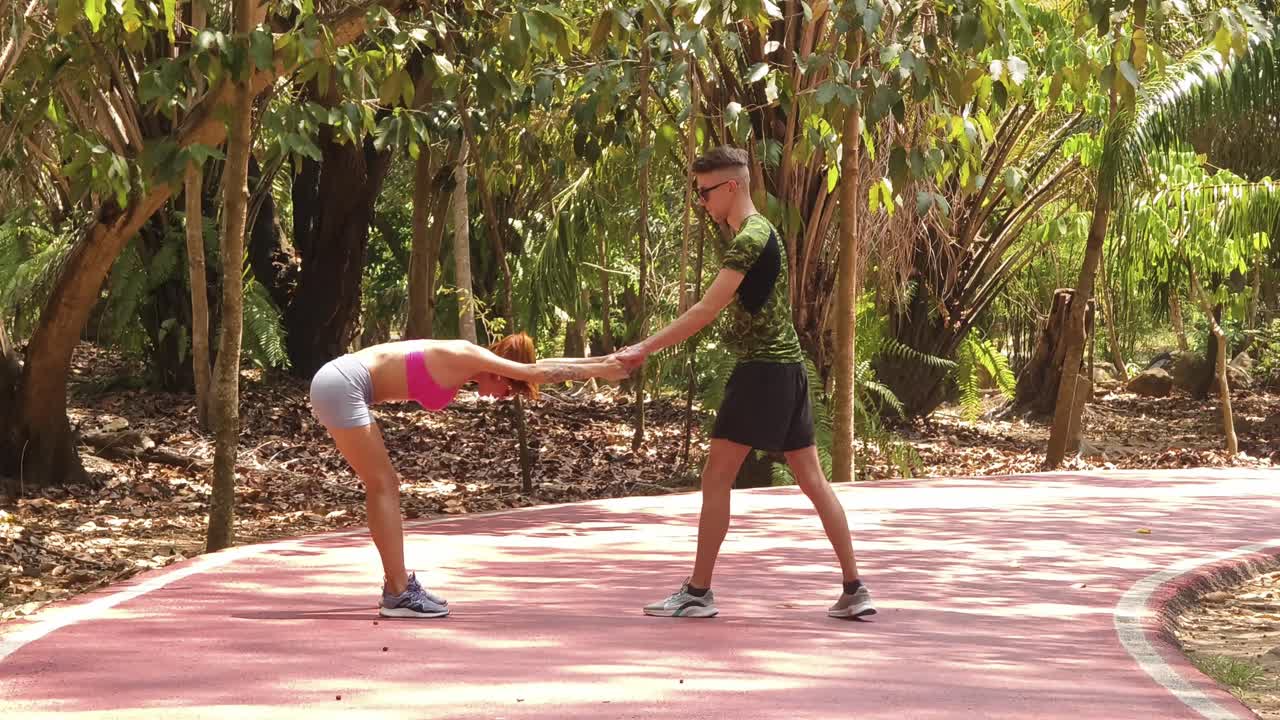 pareja estirándose al aire libre