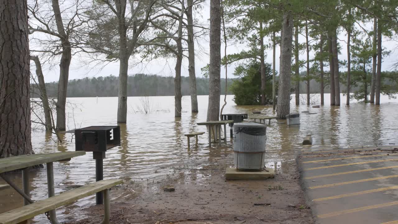 lago allatoona inundación parque parrillas bancos basureros cámara lenta