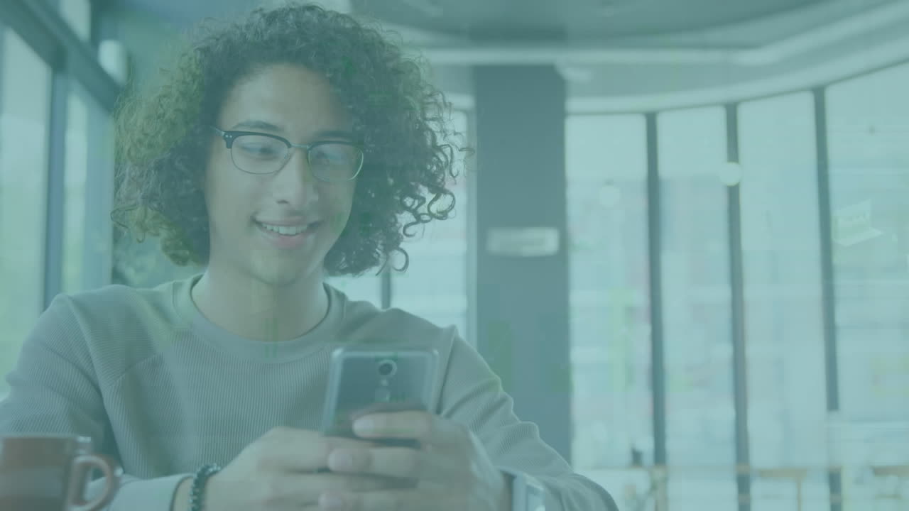 Animazione di elaborazione statistiche su uomo sorridente che usa lo smartphone