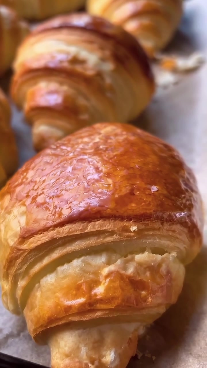 Primo piano di croissant dorati appena sfornati