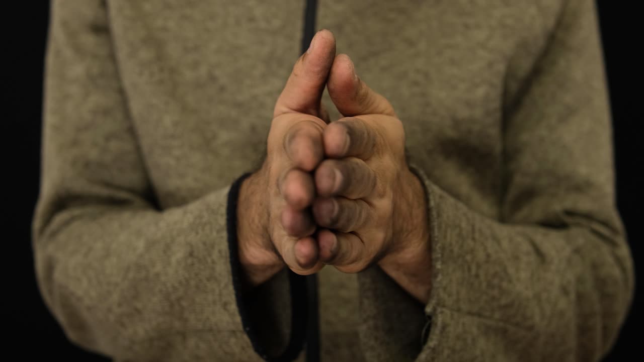 가난한 사람은 차갑고 더러운 노숙자 4k에서 손을 문지릅니다.