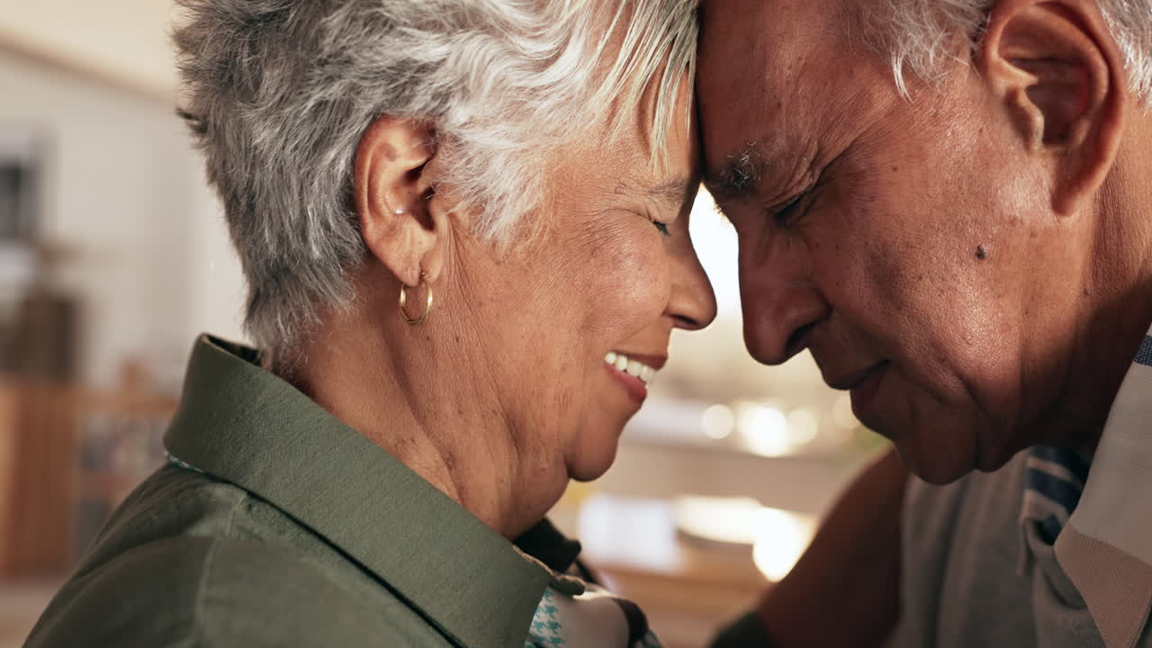 una pareja de ancianos enamorados.