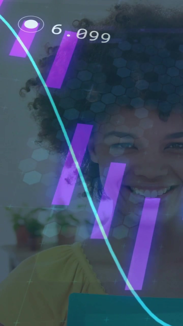 Vertikal video: Kvinne senker turkis nettbrett for å presentere data som viser diagrammer med søyler og en bevegelig linje