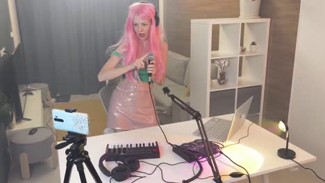 woman singing and streaming online