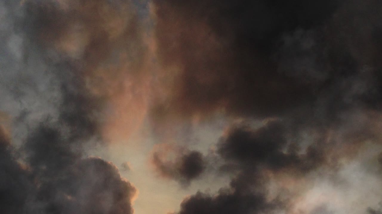 관점, 일몰 또는 일출에 움직이는 어두운 구름