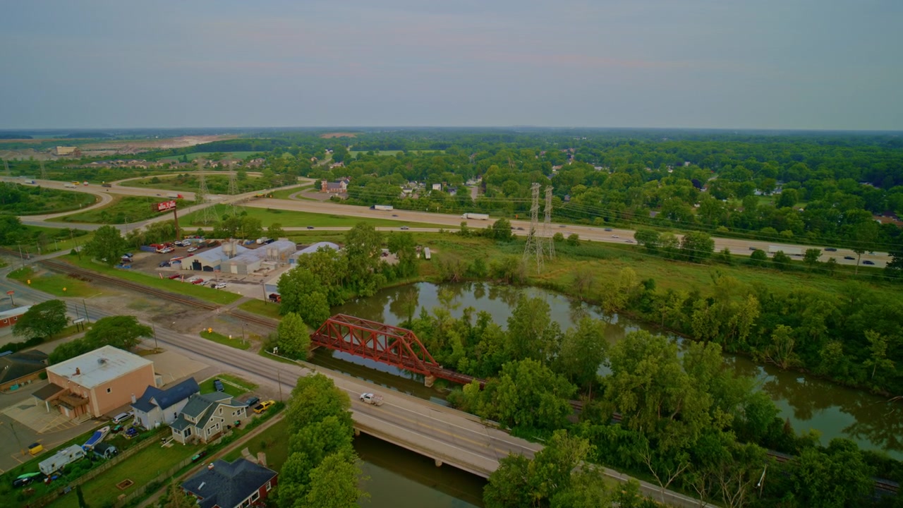 Güneydoğu Michigan'da Huron Nehri üzerindeki I75 köprüsüne doğru uçan drone.