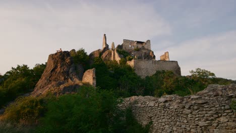 Kleiner-Teil-Einer-Burgruine-Auf-Einem-Berg