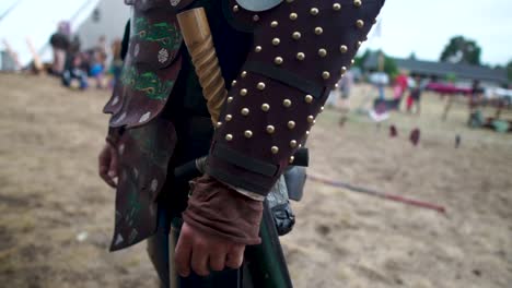 guerreros vikingos poniéndose su armadura en preparación para la batalla