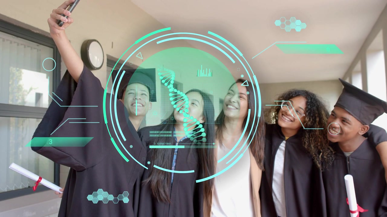 Il laureato più a sinistra alza il telefono, il gruppo si sporge per un selfie di laurea, HUD color verde acqua che fluttua sui volti