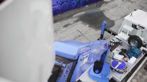 camión con grúa para pintura mural