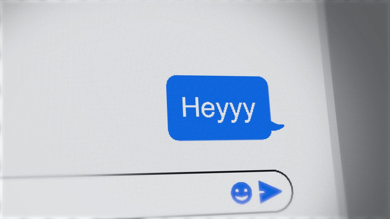mensaje de texto o sms "heyyy" recibido o escrito en la pantalla del móvil o en la computadora