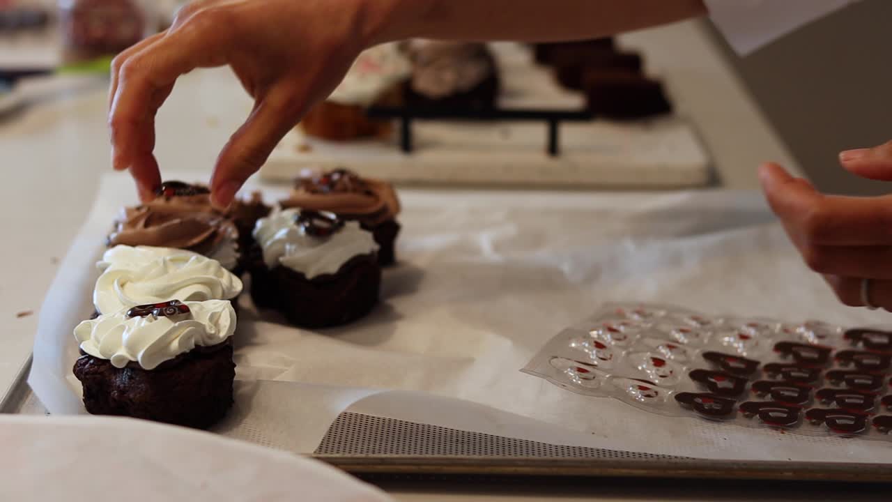 Cuoco che decora pan di Spagna in pasticceria