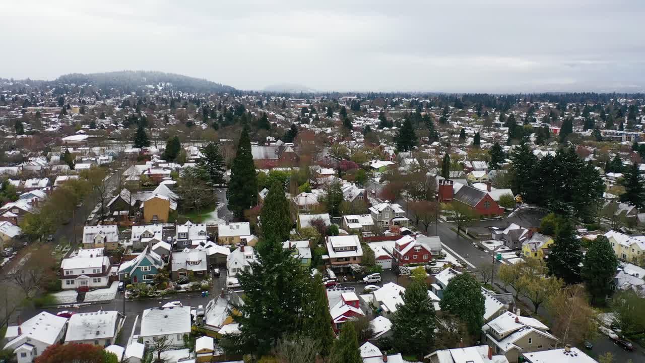 antena sobre invierno nevado barrio casas suburbios en nieve en portland oregon 4