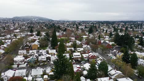 Antena-Sobre-Invierno-Cubierto-De-Nieve-Casas-De-Vecindario-Suburbios-En-La-Nieve-En-Portland,-Oregón-4