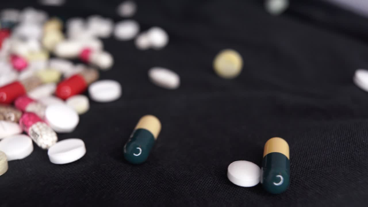 약은 어두운 배경에 떨어집니다.