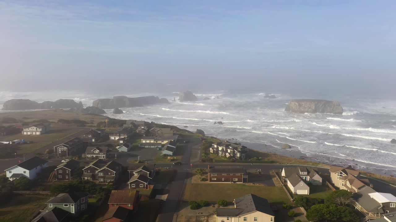 vuelo aéreo hacia pilas de mar en día de niebla