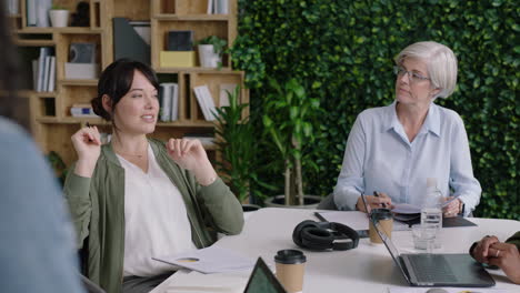 empresarios profesionales se reúnen, hacen lluvia de ideas, mujeres líderes comparten ideas creativas para financiar proyectos, equipos multiétnicos trabajan juntos en la oficina, presentaciones en la sala de juntas, disfrutan del trabajo en equipo.