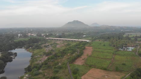 Puente-Que-Se-Extiende-Sobre-El-Río-Pennai-Seco-Y-Luego,-India