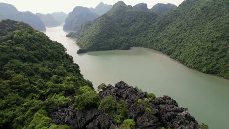 Drone-Aéreo-Sobre-Grandes-Montañas-De-Piedra-Caliza-En-Aguas-Tropicales-De-La-Bahía-De-Ha-Long-Vietnam-En-Una-Mañana-Nebulosa