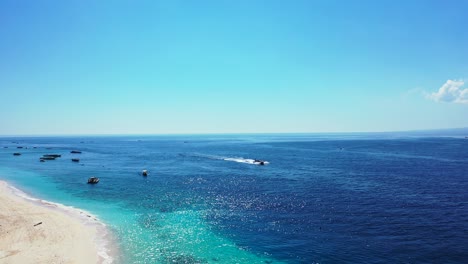 Fondo-Abstracto-De-Vacaciones-De-Verano,-Día-Soleado,-Barcos-Navegando-En-El-Mar-Tropical-Cerca-De-La-Playa-De-Arena-Blanca