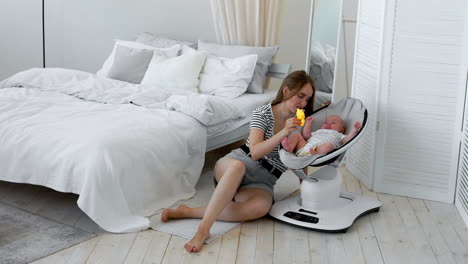 Im-Weißen-Schlafzimmer-Beim-Online-Shopping-Während-Des-Mutterschaftsurlaubs,-Neben-Dem-Baby-Schlafend