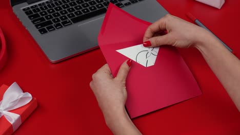 mujer abriendo una tarjeta del día de la madre