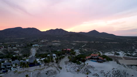 toma rotacional de drones de los restaurantes exclusivos en la línea de playa de cabo san lucos