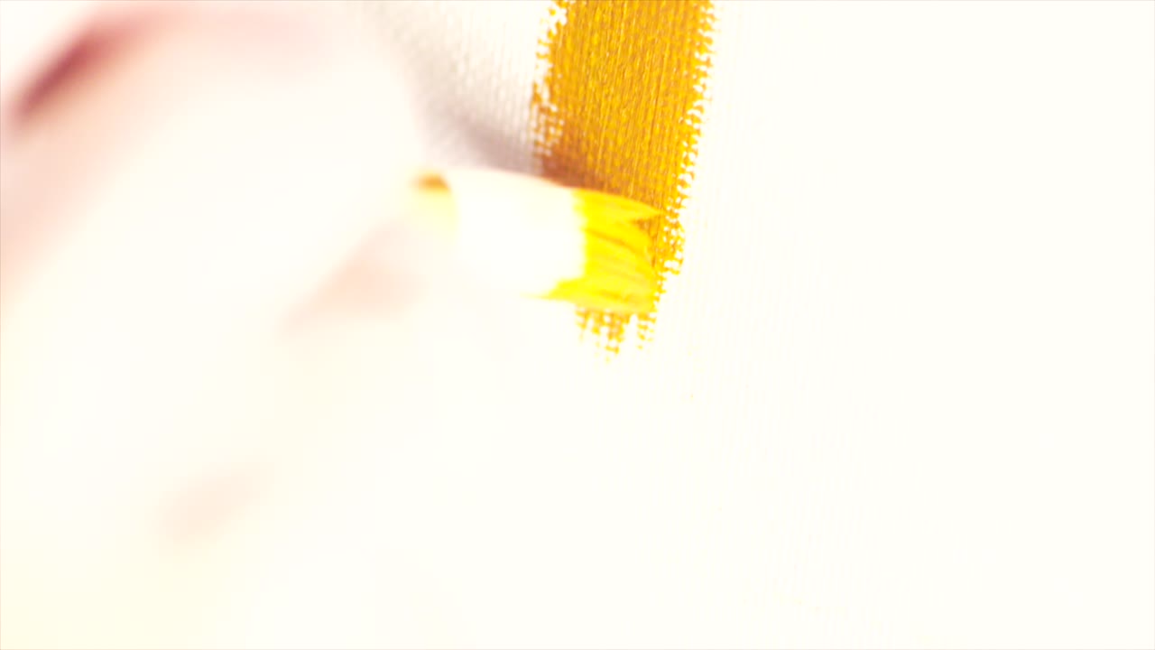 pintura con un pincel de oro en el lienzo