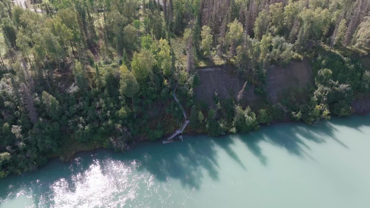 imágenes aéreas del río kenai en soldotna, alaska.