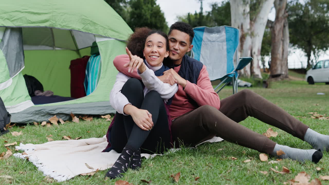 사랑, 포옹, 그리고 숲에서 캠핑하는 젊은 커플