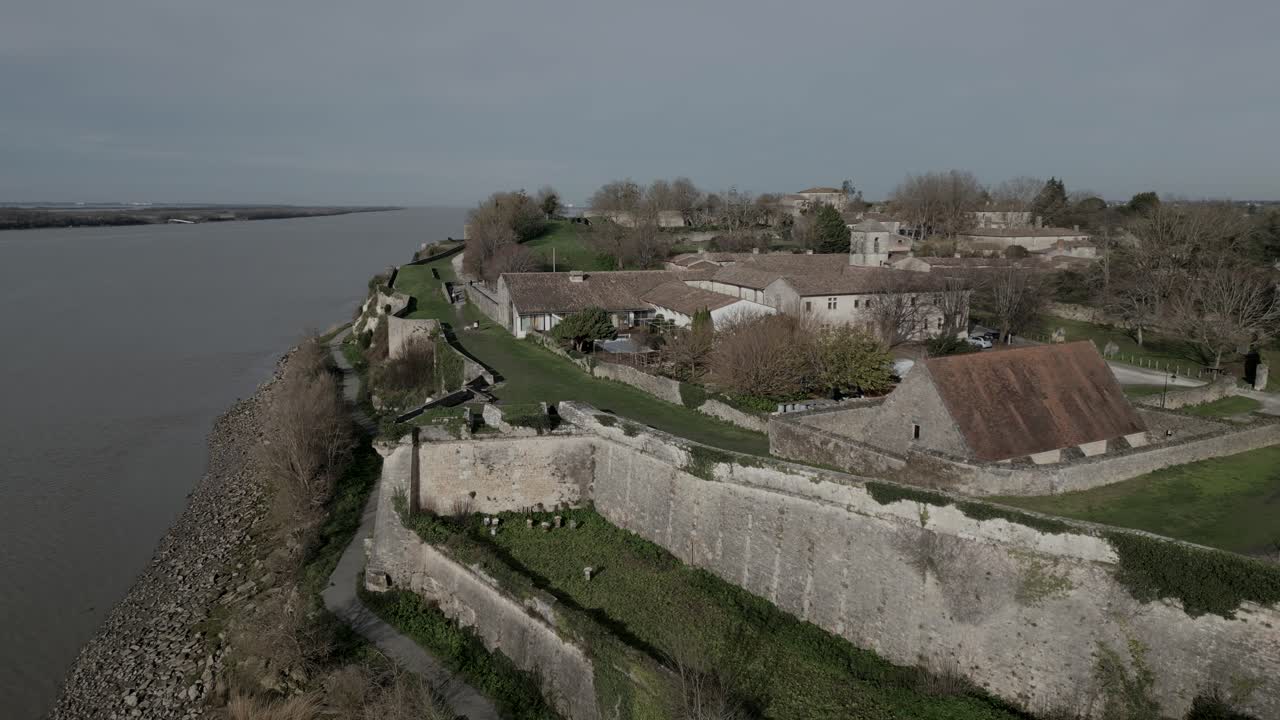 ciudadela de blaye a orillas del río, burdeos, francia - desde el aire