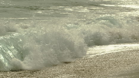 Rollende-Wellen,-Die-Auf-Den-Sandstrand-Krachen