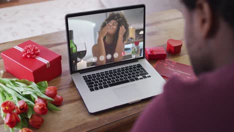 feliz mujer afroamericana besándose y haciendo una videollamada del día de san valentín en una computadora portátil