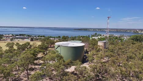 Círculo-Aéreo-Alrededor-De-Tanques-De-Agua-Y-Un-Mástil-En-Una-Colina-Con-Vistas-A-Mulwala-Y-Yarrawonga