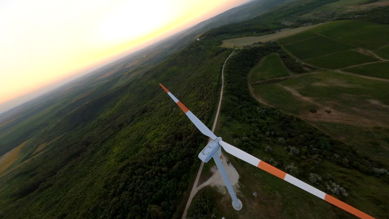 toma aérea fpv de turbina eólica, producción de energía renovable para un mundo ecológico verde