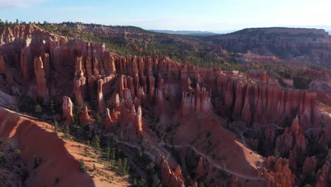 Excelente-Toma-Aérea-De-Hoodoos-Y-Pinos-En-Bryce-Canyon,-Utah