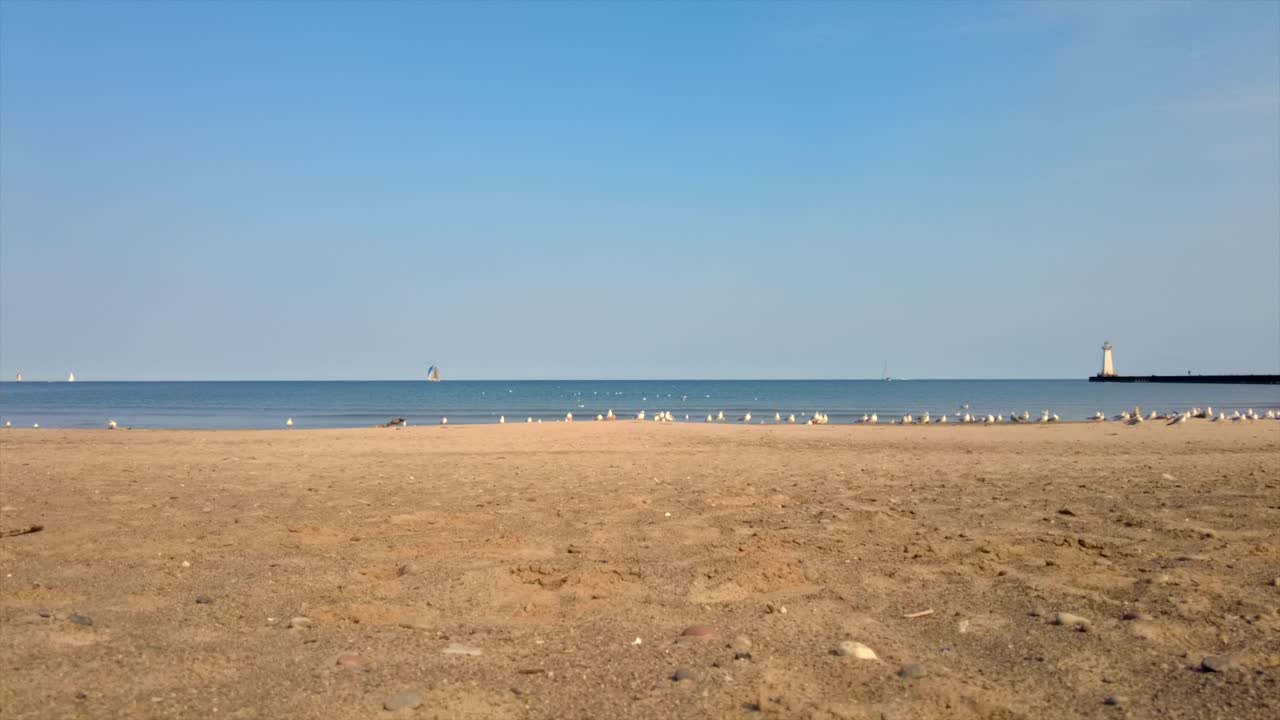 온타리오 호수 기슭 땅 끝에 있는 뉴욕 휴양지 소더스 포인트에 있는 등대를 저속촬영한 사진