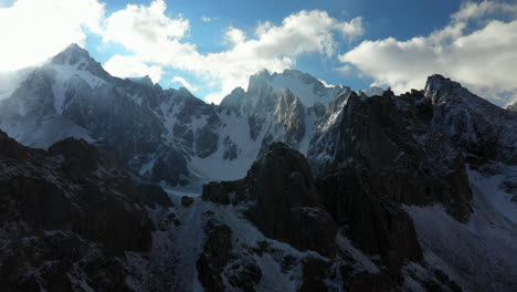 Rotación-Reveladora-épica-Toma-De-Drones-De-Las-Increíbles-Montañas-En-El-Glaciar-Ak-sai-En-Kirguistán